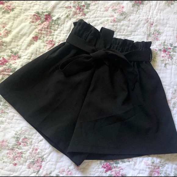 Pants - 💕🌸🐝 Cutest NWOT Paper Bag Shorts‼️